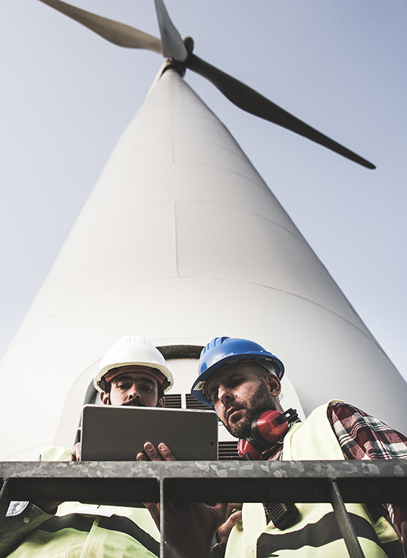 wyoming-contractors-looking-at-the-blueprints-for-the-settler-wind-project