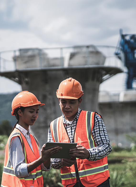 hawaiia-contractors-looking-at-job-cost-reports-on-a-tablet
